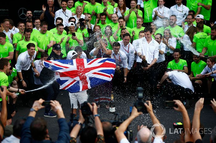Campeón del mundo 2017 Lewis Hamilton, Mercedes AMG F1 con el equipo
