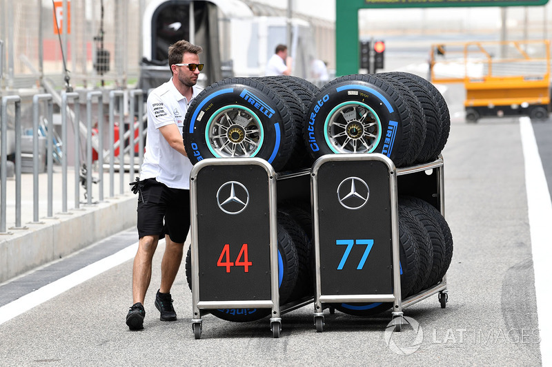 Механик Mercedes AMG F1 и шины Pirelli