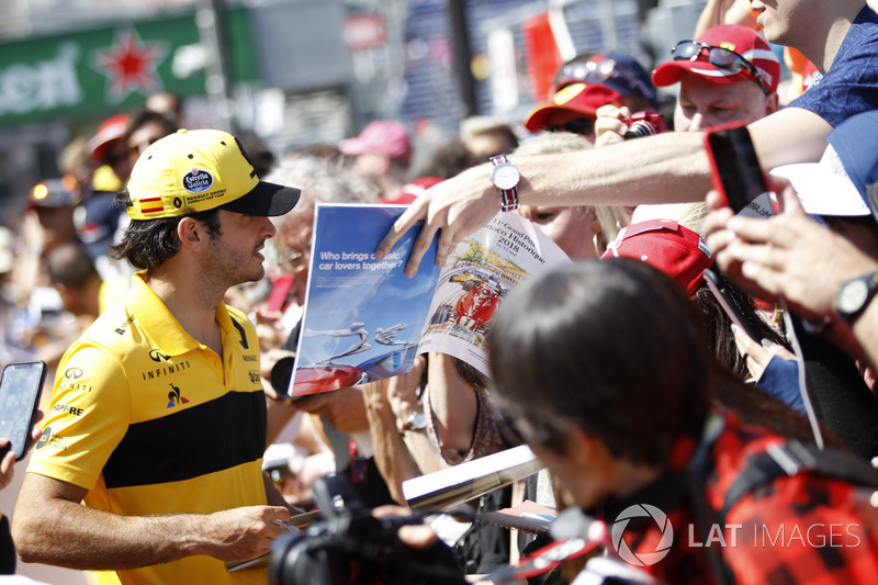 Carlos Sainz Jr., Renault Sport F1 Team firma autógrafos para los fanáticos