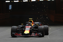 Max Verstappen'in Red Bull Racing RB14'ü tünel çıkışında kıvılcımlar çıkartıyor
