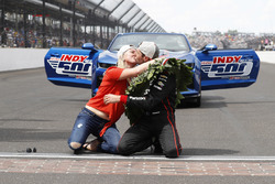 Winner Will Power, Team Penske Chevrolet kisses the bricks with wife Liz