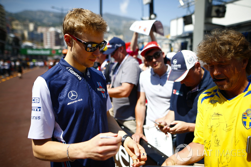 Sergey Sirotkin, Williams Racing, signs autographs for fans