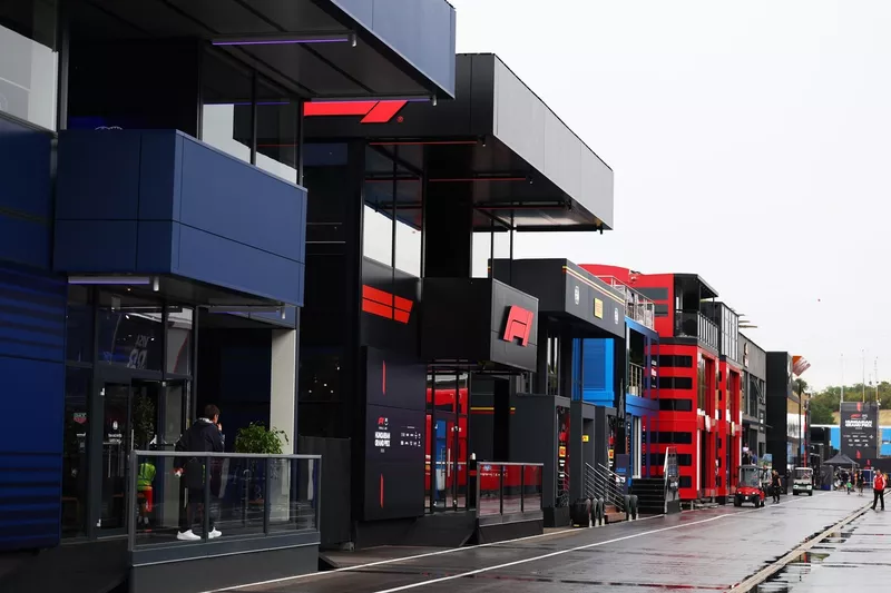Una vista general del paddock