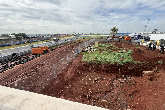 Personal encargado de la limpieza del circuito brasileño