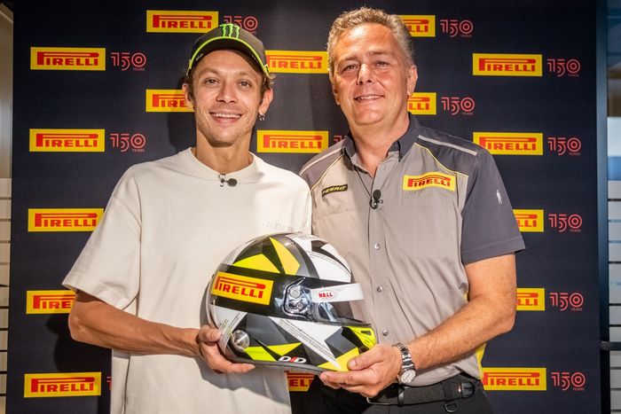 Valentino Rossi y Mario Isola, director de Pirelli Motorsport