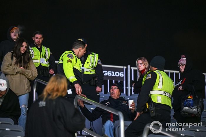 La policía habla con un aficionado en una grada