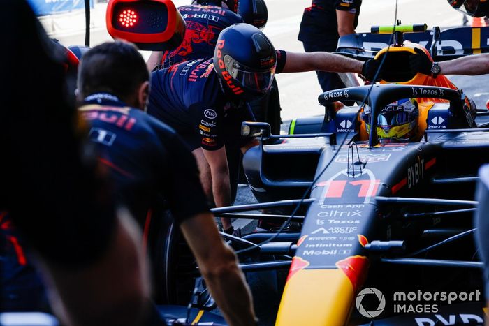 Sergio Pérez, Red Bull Racing RB18, en boxes