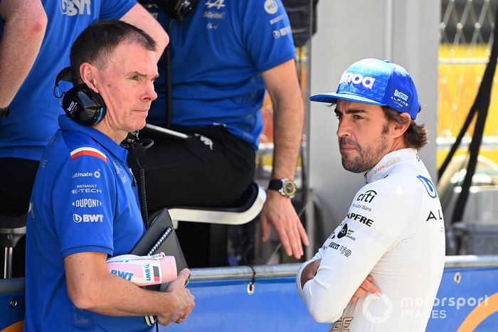 Fernando Alonso, habla con los ingenieros de Alpine