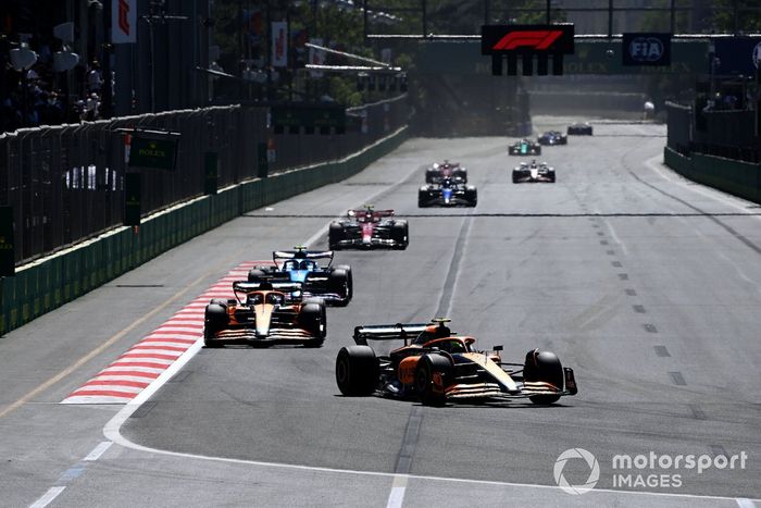 Lando Norris, McLaren MCL36, Daniel Ricciardo, Esteban Ocon, Alpine A522