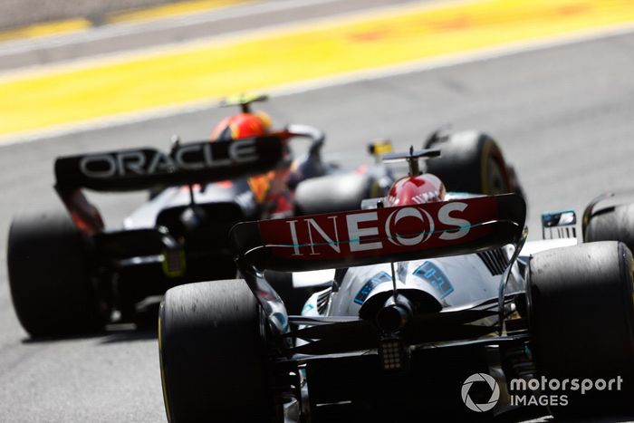 Sergio Pérez, Red Bull Racing RB18, George Russell, Mercedes W13 