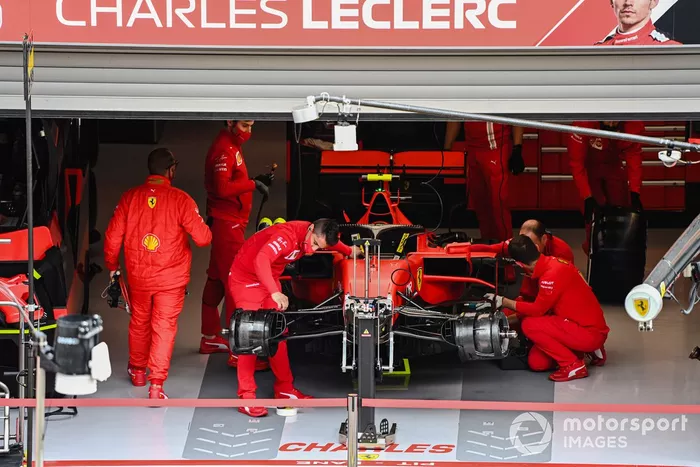 Charles Leclerc, Ferrari SF1000 nel garage a Spa