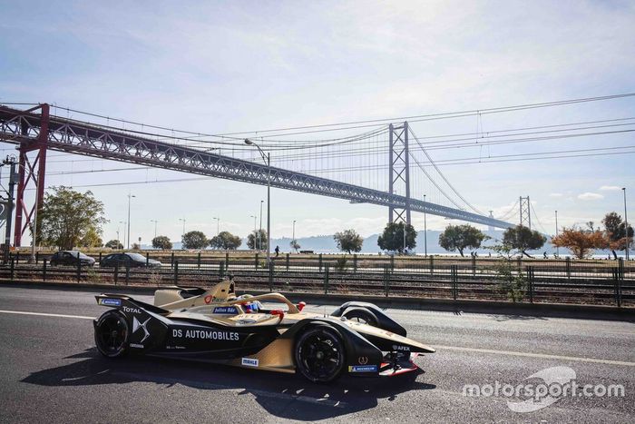 Antonio Felix Da Costa, piloto de DS TECHEETAH FE Team, celebra el campeonato de Fórmula E en Lisboa, Portugal