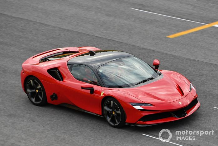 Sebastian Vettel, Ferrari, conduce el SF90 Stradale