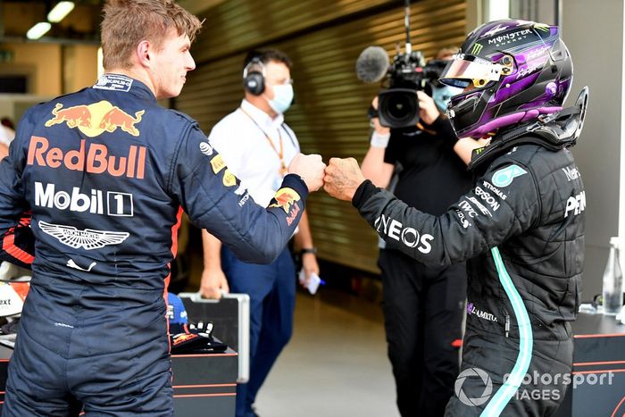 Segundo puesto Max Verstappen, Red Bull Racing RB16, con el ganador de la pole Lewis Hamilton, Mercedes-AMG F1, en Parc Ferme