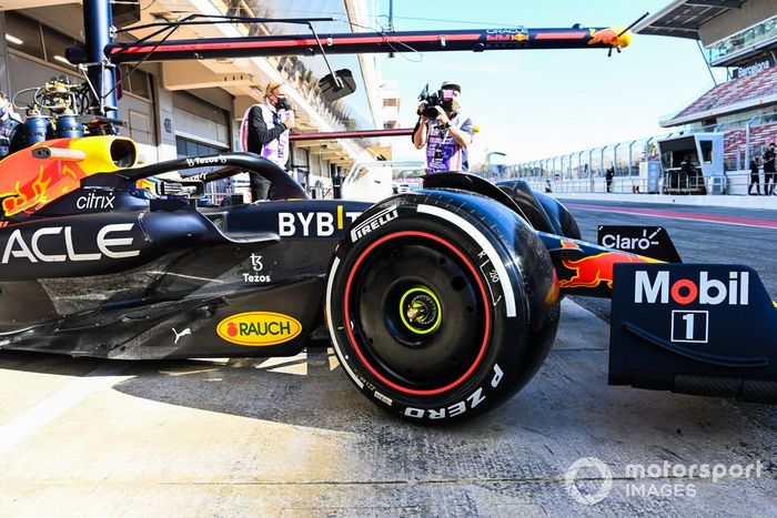 Sergio Pérez, Red Bull Racing RB18, sale de boxes