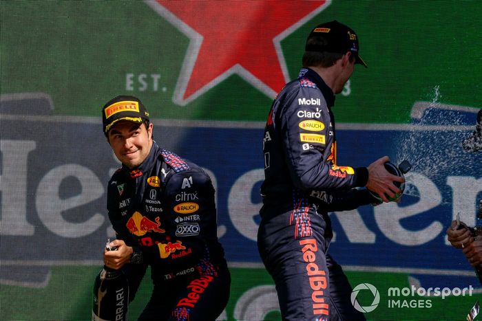 Podio: ganador Max Verstappen, Red Bull Racing, tercer lugar Sergio Pérez, Red Bull Racing