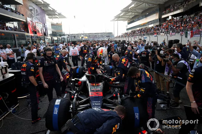 Max Verstappen, Red Bull Racing RB16B, llega a la parrilla