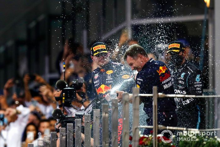Podio: campeón de pilotos de 2021, Max Verstappen, Red Bull Racing,  Christian Horner, director del equipo, Red Bull Racing