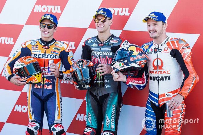 Il poleman Fabio Quartararo, Petronas Yamaha SRT, il secondo classificato Marc Marquez, Repsol Honda Team, il terzo classificato Jack Miller, Pramac Racing