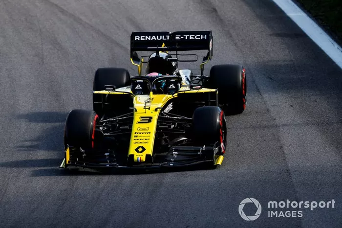 Ricciardo intenta pasar a Magnussen en la curva 4, pero se tocaron
