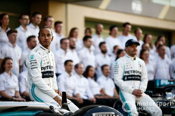 Lewis Hamilton, Mercedes AMG F1 y Valtteri Bottas, Mercedes AMG F1 posan para la foto de grupo 