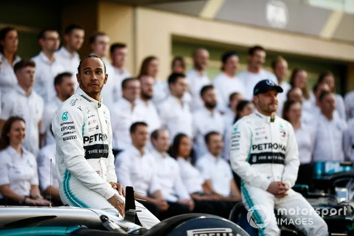 Lewis Hamilton, Mercedes AMG F1 y Valtteri Bottas, Mercedes AMG F1 posan para la foto de grupo 