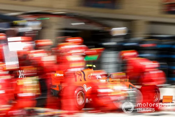 Charles Leclerc, Ferrari SF90, effettua un pit stop