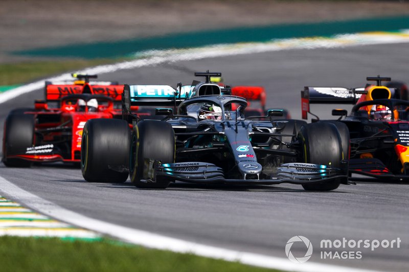 Lewis Hamilton, Mercedes AMG F1 W10 precede Max Verstappen, Red Bull Racing RB15 e Sebastian Vettel, Ferrari SF90 all'inizio della gara