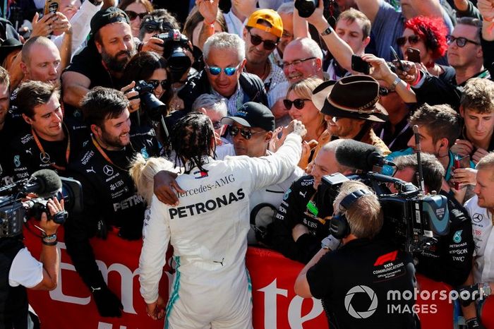 Lewis Hamilton, Mercedes AMG F1, celebra su sexto título mundial en parc ferme