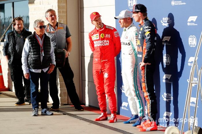 Mario Andretti entrega el premio pole position de Pirelli a Valtteri Bottas, Mercedes AMG