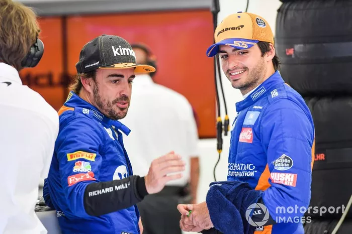 Fernando Alonso, McLaren, parla con Carlos Sainz Jr., McLaren