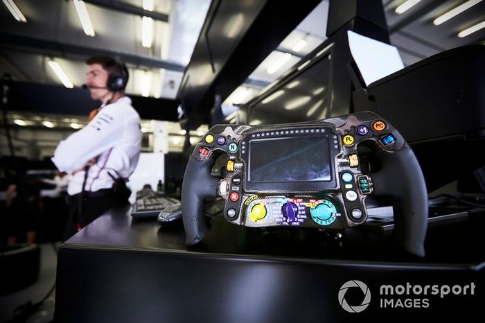 El volante del Mercedes AMG F1 W10 de Lewis Hamilton