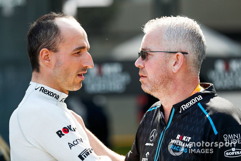 Robert Kubica, Williams Racing, parla con un membro del team