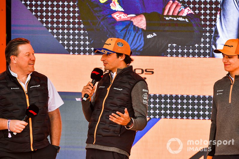 Zak Brown, Direttore esecutivo McLaren, Carlos Sainz Jr., McLaren e Lando Norris, McLaren, all'evento a Federation Square