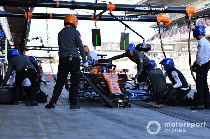 Carlos Sainz Jr., McLaren MCL34, hace un pit stop