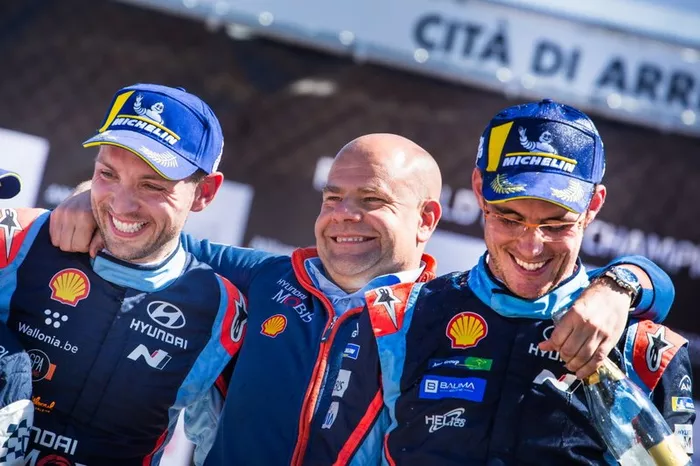 Thierry Neuville, Nicolas Gilsoul, Hyundai Motorsport Hyundai i20 Coupe WRC con Andrea Adamo, Director Hyundai Motorsport