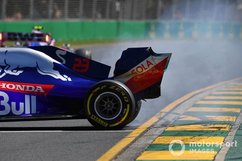 Alexander Albon, Toro Rosso STR14, suffers a spin and damages his front wing