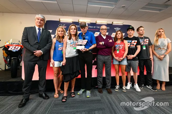 Il Presidente della FIM Jorge Viegas, la famiglia di Hayden, il CEO della Dorna Carmelo Ezpeleta e la fidanzata Jackie Marin