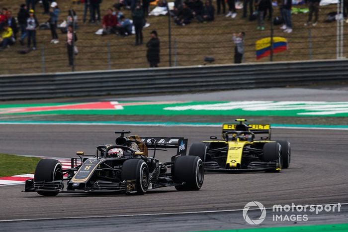 Romain Grosjean, Haas F1 Team VF-19 y Nico Hulkenberg, Renault F1 Team R.S. 19 
