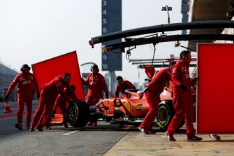 Charles Leclerc, Ferrari SF90, dans la voie des stands