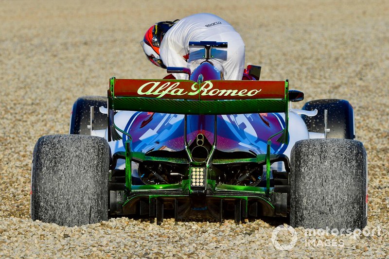 Kimi Raikkonen, Alfa Romeo Racing C38, hace trompo
