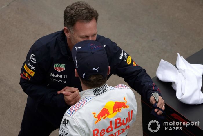 Christian Horner, director del equipo, Red Bull Racing, y Max Verstappen, Red Bull Racing, 2ª posición, celebran en el Parc Ferme