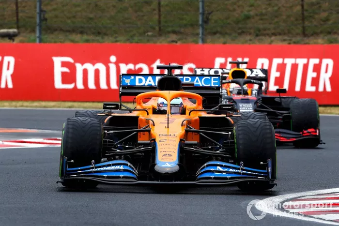 Daniel Ricciardo, McLaren MCL35M, Max Verstappen, Red Bull Racing RB16B