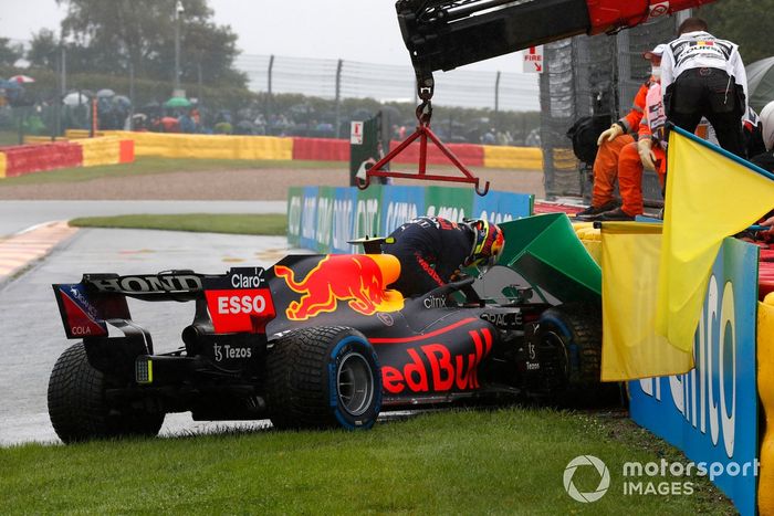 Sergio Pérez, Red Bull Racing RB16B, se baja de su coche después de chocar en el camino a la parrilla