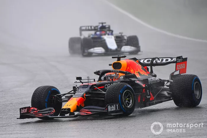 Max Verstappen, Red Bull Racing RB16B, George Russell, Williams FW43B