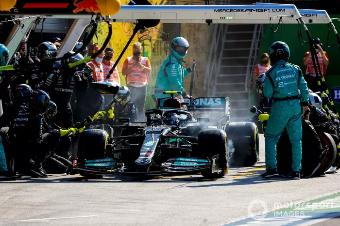 Valtteri Bottas, Mercedes W12, pit stop