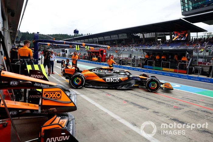 Lando Norris, McLaren MCL38, sale del garaje