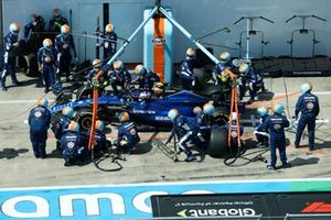 Logan Sargeant, Williams FW46, hace una parada en boxes