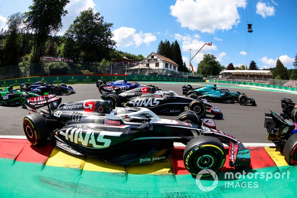 Lance Stroll, Aston Martin AMR24, Nico Hulkenberg, Haas VF-24, Kevin Magnussen, Haas VF-24, reszta stawki na starcie.