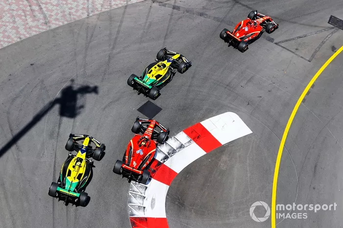 Charles Leclerc, Ferrari SF-24, Oscar Piastri, McLaren MCL38, Carlos Sainz, Ferrari SF-24, Lando Norris, McLaren MCL38, en la salida.